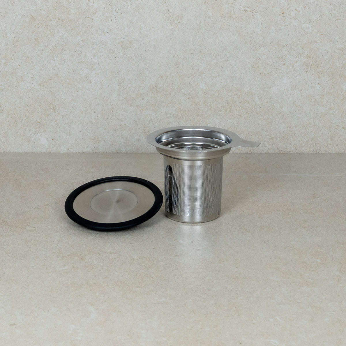 Basket infuser for leaf tea